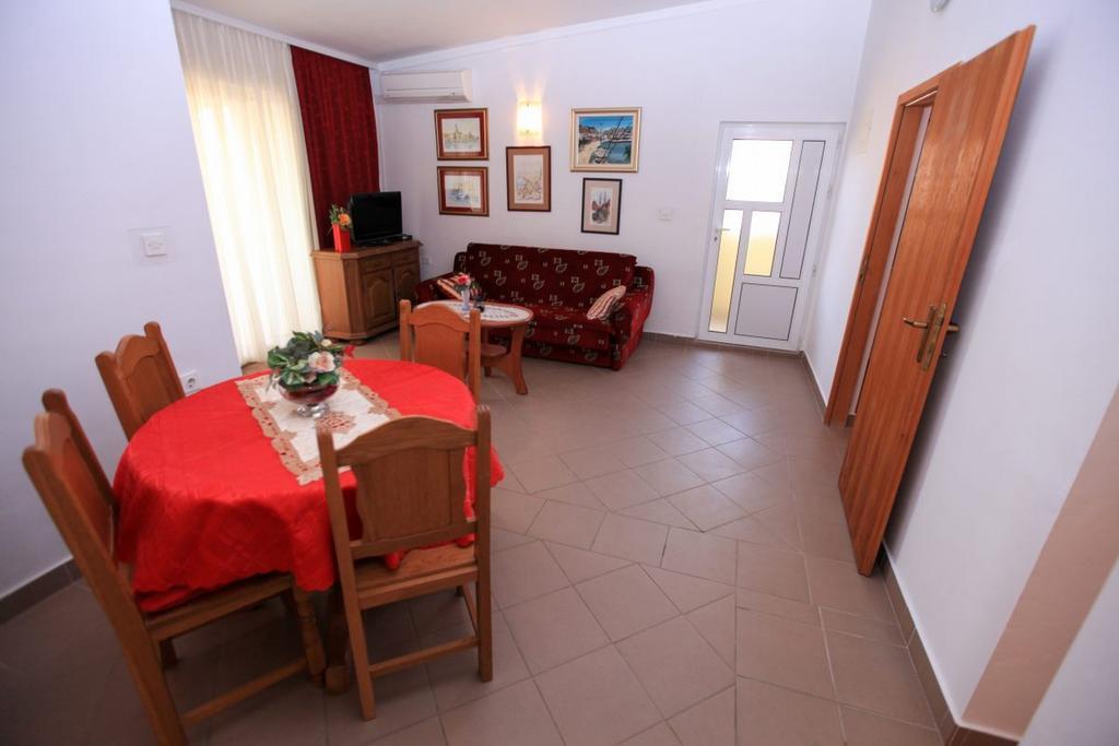 Apartments Franc Povljana Kamer foto